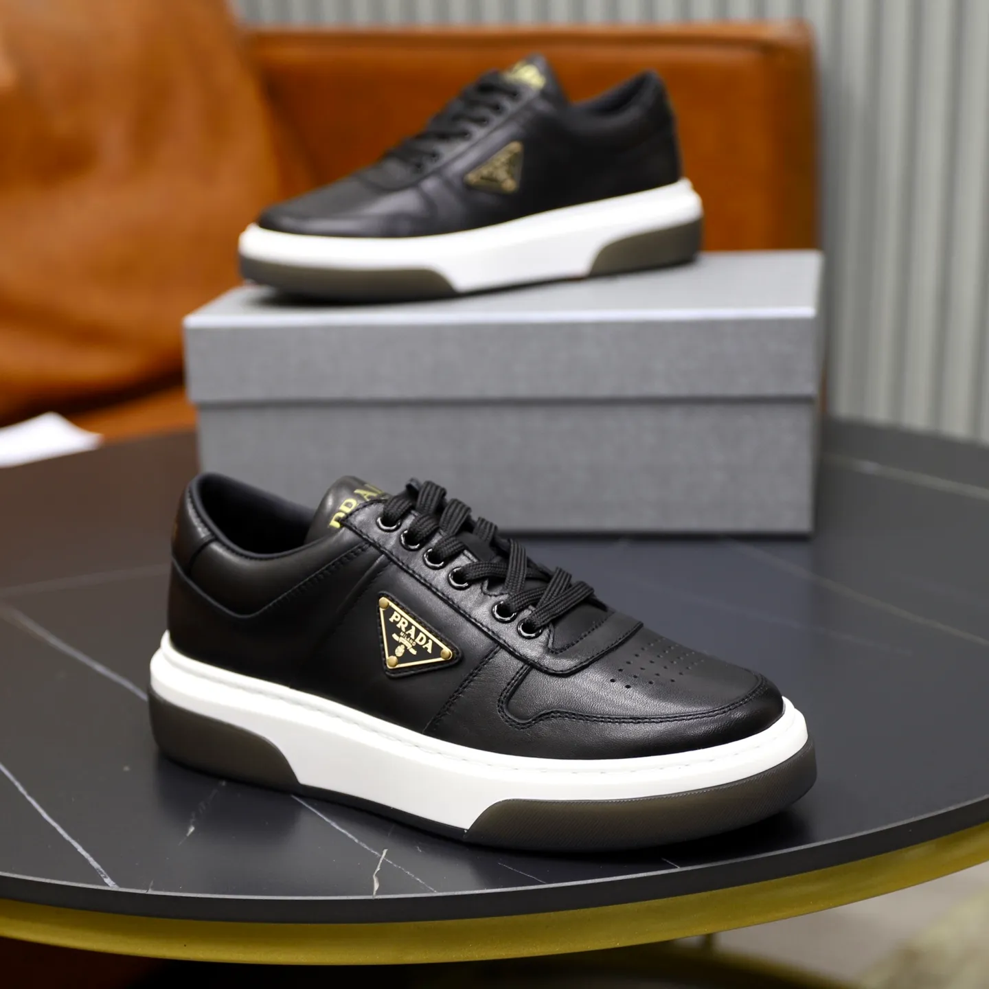Factory price: 720💰Top original order Brand: PRADA (Prada) Standard code: Men's size 38/44 (45 can be customized) Grade: Same as the official website Material: Original cowhide stitching imported cowhide lining Original combination two-color wear-resistant soft outsole Style category: Leisure and sports version Young fashion European and American trend British style Color: Actual picture color